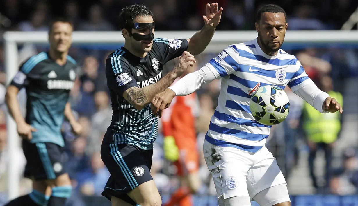 Matt Philips (kiri) berebut bola dengan Cesc Fabregas (kanan) di pertandingan English Premier League antara QPR dan Chelsea di Loftus Road stadion di London, Minggu, April 12, 2015. (AP Photo / Matt Dunham)