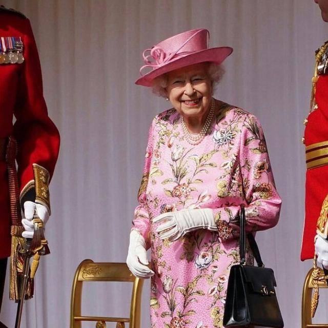 Ratu Elizabeth II Pakai Gaun Bermotif Floral, Diduga Persembahan untuk Lilibet