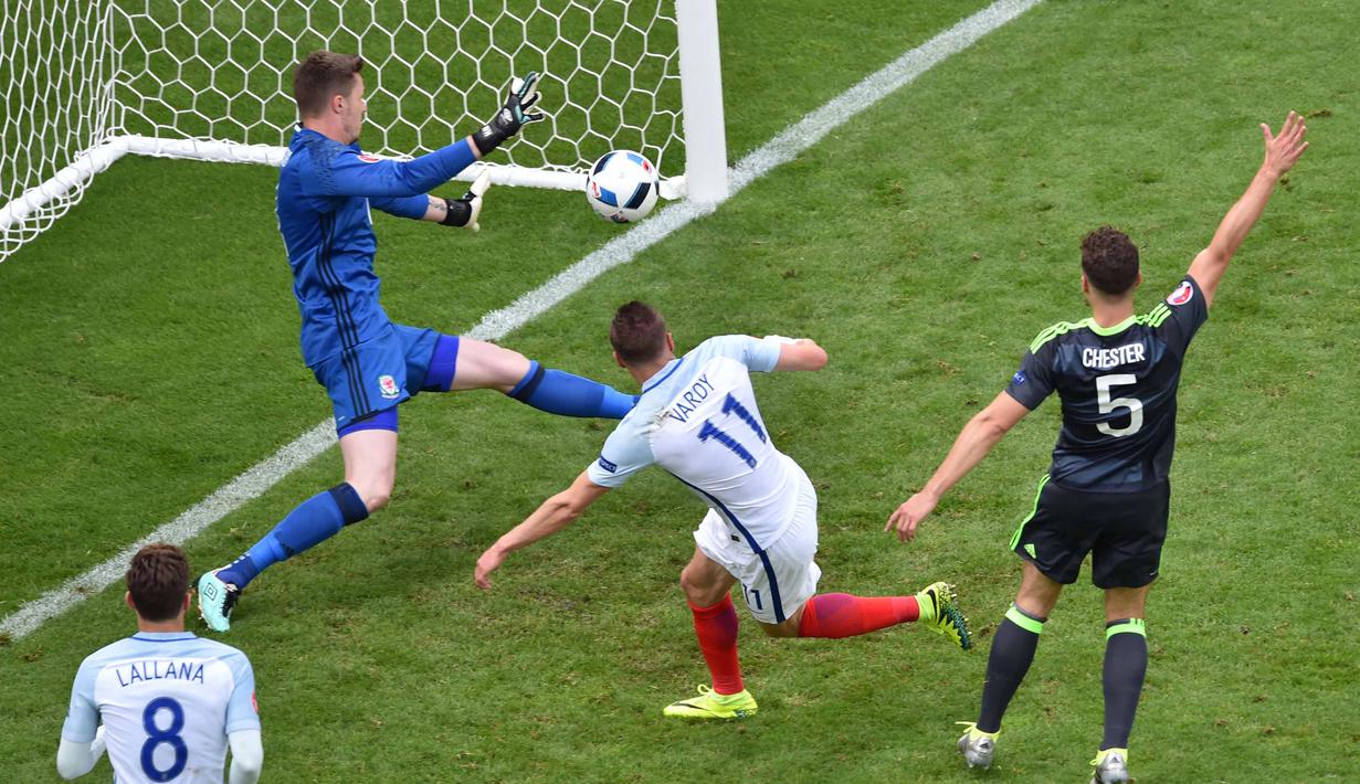 Gol Jamie Vardy ke gawang Wales yang berbau offside membuat kedudukan menjadi imbang (pada laga Euro 2016 grup B di Stadion Bollaert-Delelis, Lens, Kamis (16/6/2016). (AFP/Philippe Huguen)