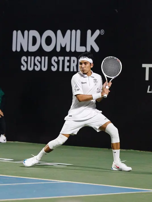 Gaya mantan suami Natasha Rizky itu saat bermain tenis pun mencuri perhatian. Lewat unggahan di Instagram, Desta memamerkan potretnya saat berlaga di lapangan tenis. Sudah pernah bertanding, gaya ayah tiga anak itu saat bermain tenis bak pemain profesional. (Liputan6.com/IG/@desta80s)