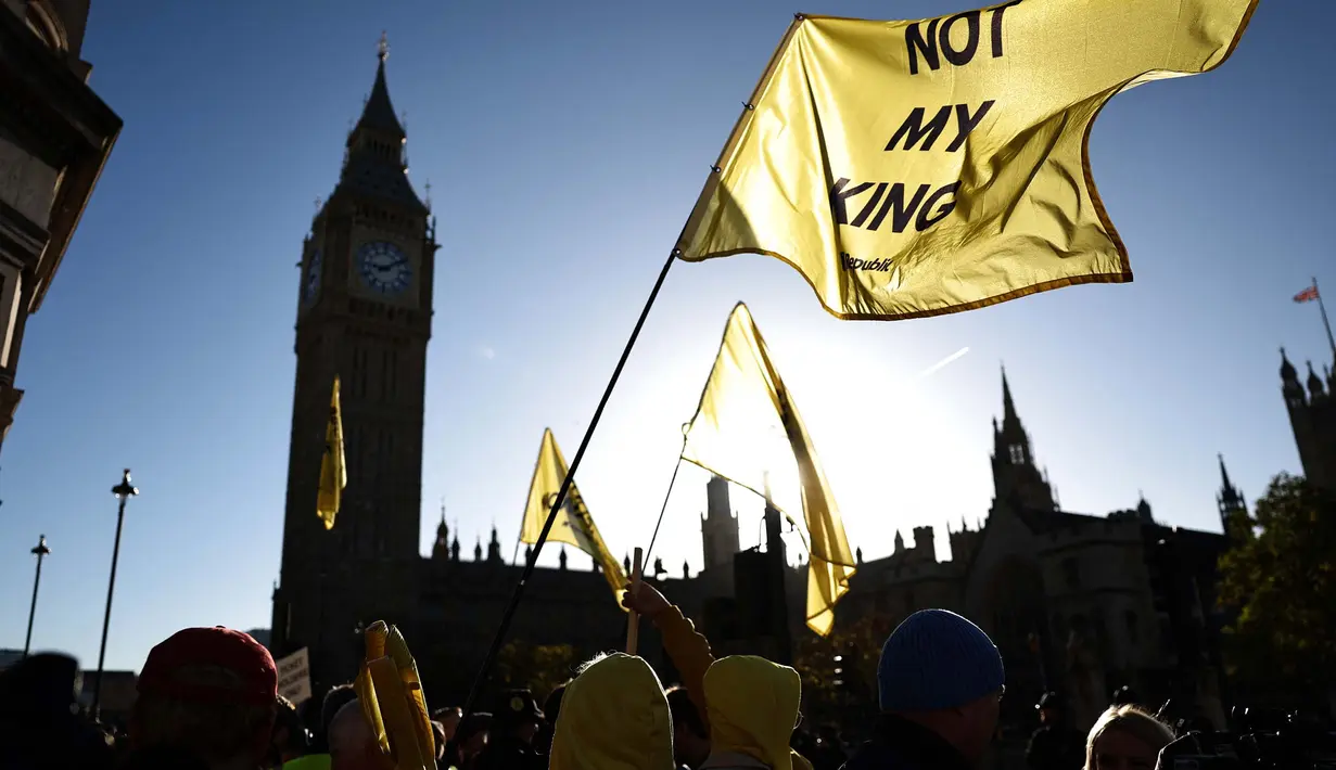 Pengunjuk rasa dari kelompok anti-monarki Republik saat berdemonstrasi menjelang Pembukaan Parlemen, di seberang Gedung Parlemen di London pada 7 November 2023. (HENRY NICHOLLS/AFP)