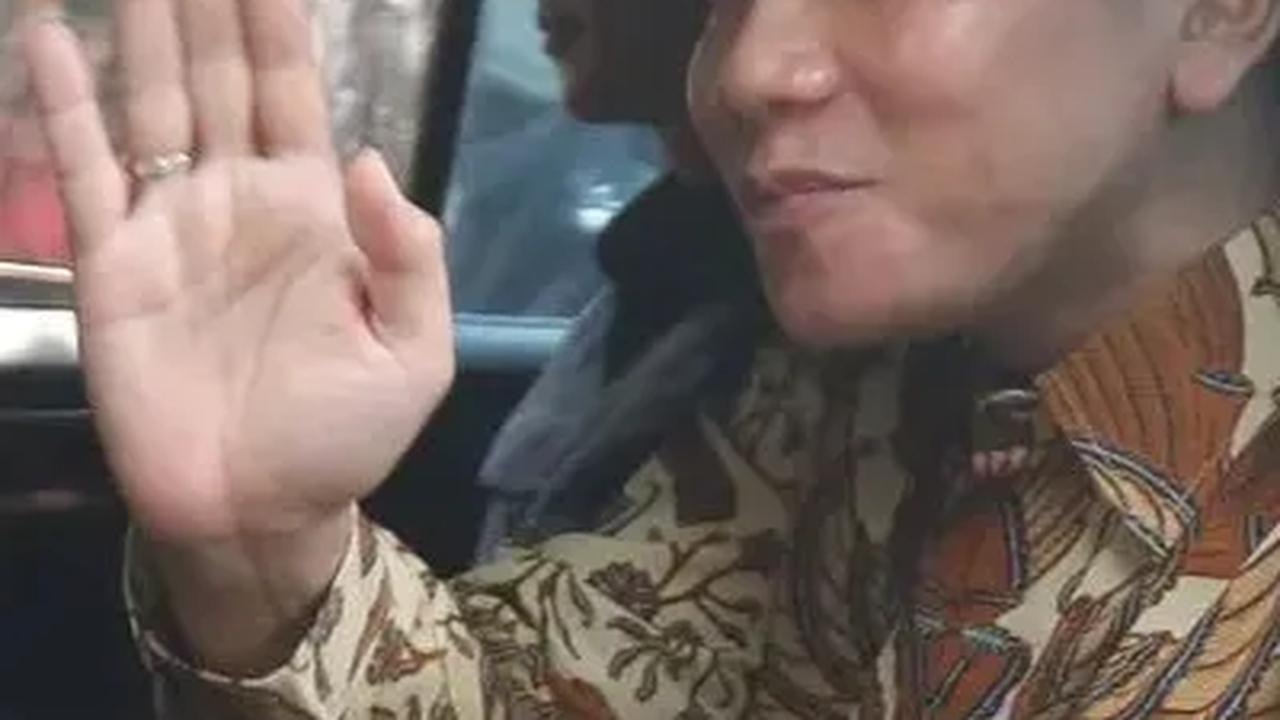Diundang ke Rapimnas Gerindra, Gibran Keluar Kantor: Saya Enggak ke Bandara, Tenang Saja