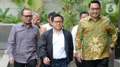 Ketua Umum PKB, Muhaimin Iskandar (tengah) memenuhi panggilan penyidik KPK di Jakarta, Rabu (29/1/2020). Muhaimin yang akrab disapa Cak Imin diperiksa dalam kasus suap terkait proyek Kementerian Pekerjaan Umum dan Perumahan Rakyat Tahun Anggaran 2016. (merdeka.com/Dwi Narwoko)