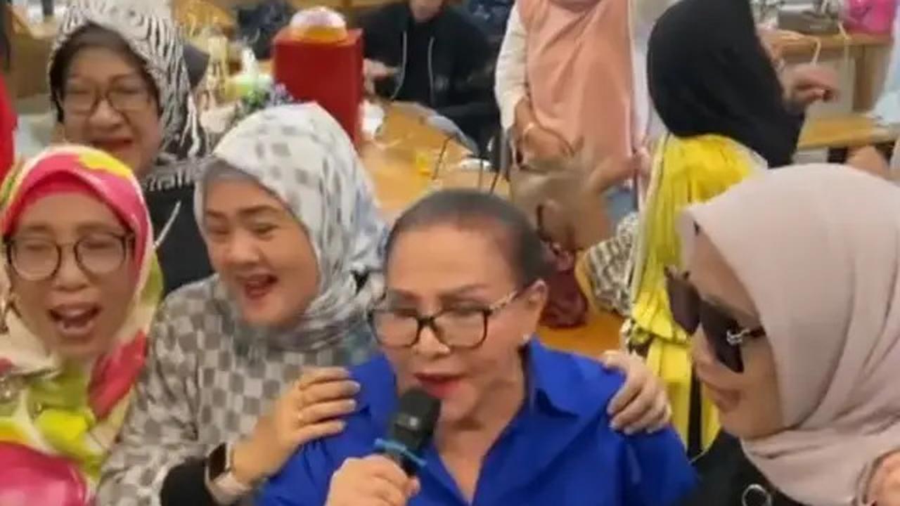 7 Potret Terbaru Mpok Atiek Genap Usia 69 Tahun, Tampil Bak Ratu di Hari Ultah