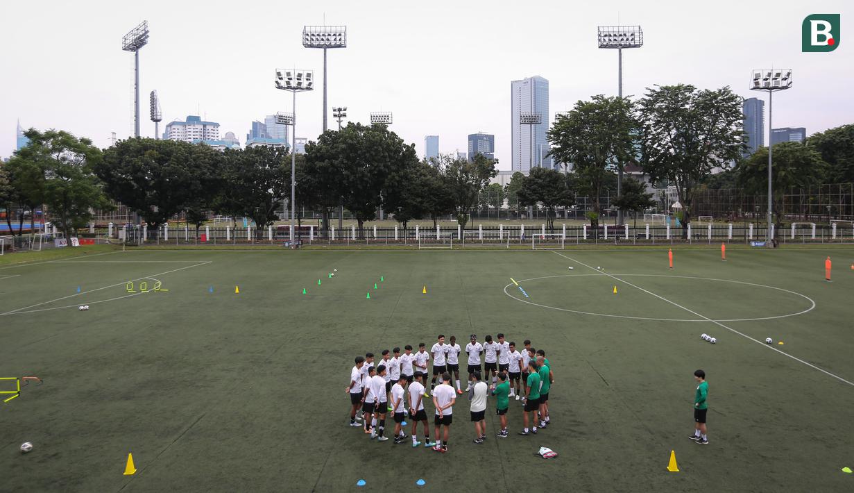 <p>Pemain Timnas Indonesia U-20 melakukan briefing sebelum latihan terbuka untuk Piala Asia U-20 2023 di Lapangan C, Kompleks Stadion Utama Gelora Bung Karno (SUGBK), Jakarta, Rabu (08/02/2023). Ajang ini akan berlangsung pada 1 Maret 2023 mendatang. (Bola.com/Bagaskara Lazuardi)</p>