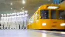 Sejumlah Friedrichstadt-Palast berpose saat sesi pemotretan untuk promosi acara "THE WYLD" di stasiun kereta bawah tanah di Berlin, Jerman, 23 Juni 2015. (REUTERS/Hannibal Hanschke)