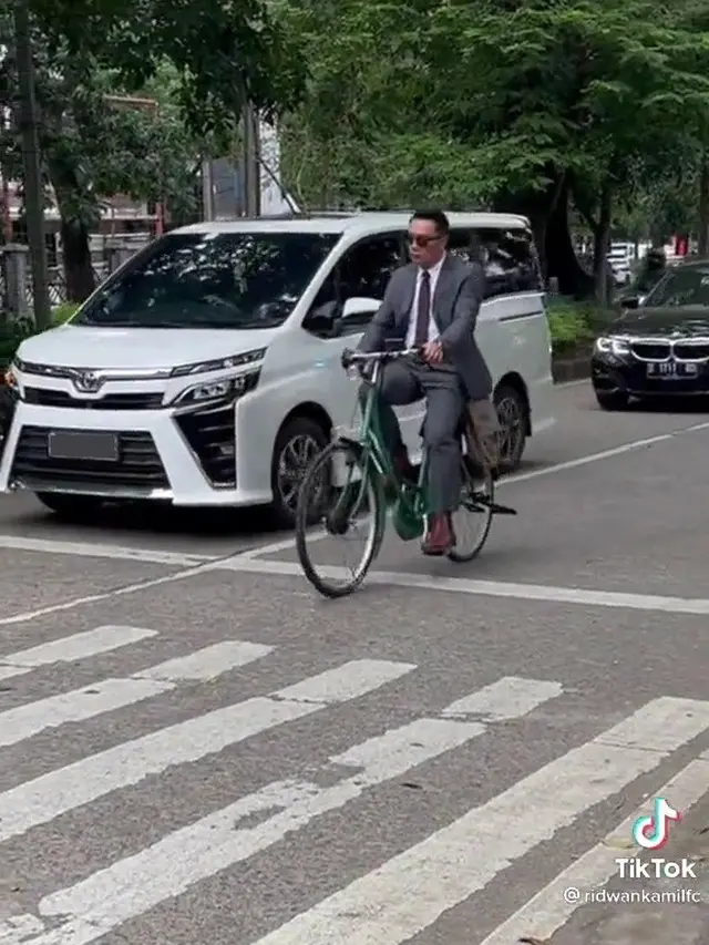 Ridwan Kamil Dinas Pakai Sepeda