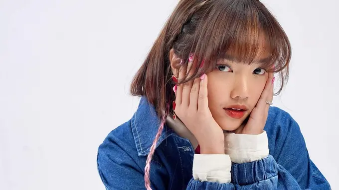 Gaya Fuji saat Pakai Denim, Tampil Keren dan Trendi