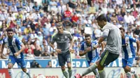 Satu dari lima gol Cristiano Ronaldo ke gawang Espanyol melalui eksekusi penalti. Real Madrid menang 6-0 atas Espanyol dalam lanjutan La Liga Spanyol, Sabtu (12/9/2015). (Liputan6.com/ REUTERS/Albert Gea)