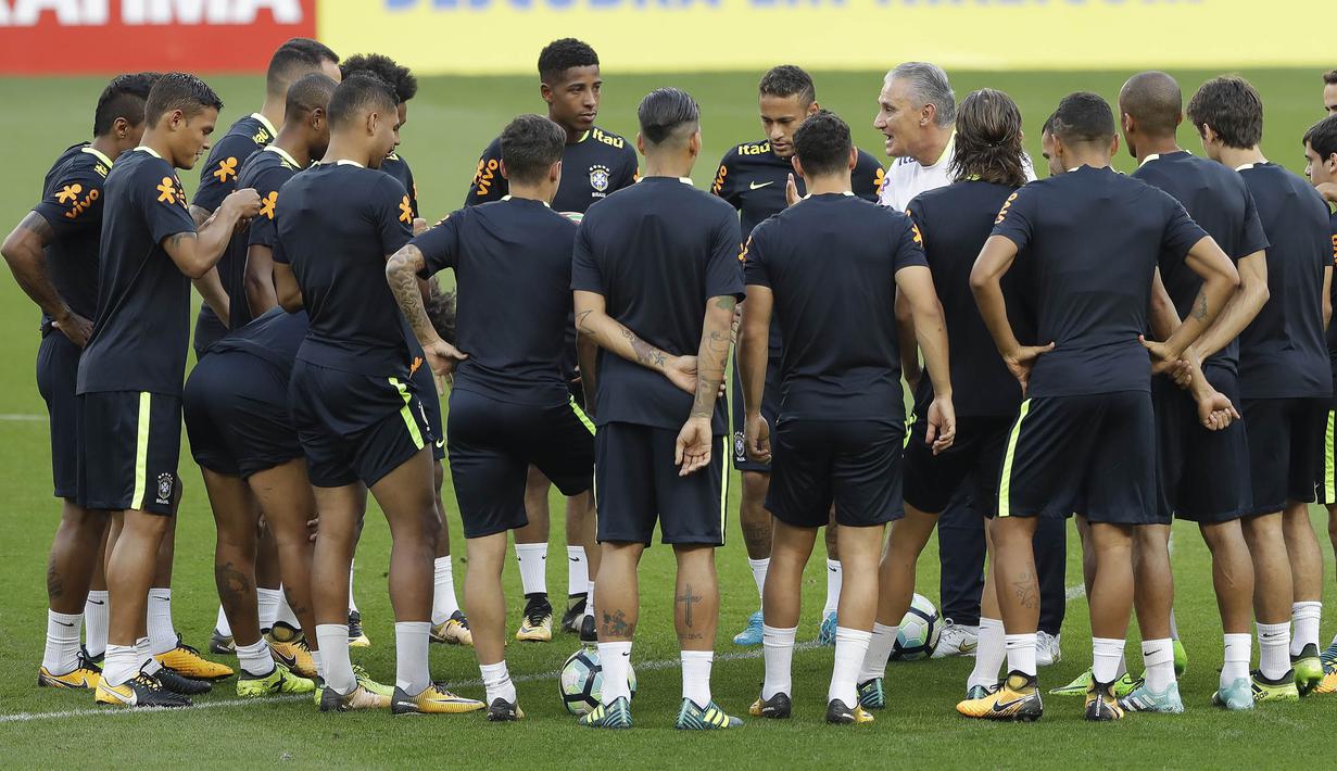 Pelatih Brasil, Tite, memberikan arahan kepada anak asuhnya saat sesi latihan jelang laga kualifikasi piala dunia 2018 di Porto Alegre, Brasil, Selasa (29/8/2017). Brasil akan berhadapan dengan Ekuador. (AP/Andre Penner)