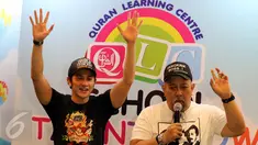 Aktor Vino G Bastian dan komedian senior, Indro Warkop mengisi kelas profesi di Quran Learning Center (QLC), Jakarta Selatan, Kamis (6/10). Indro dan Vino diundang untuk menjelaskan profesi aktor kepada anak-anak. (Liputan6.com/Helmi Afandi)