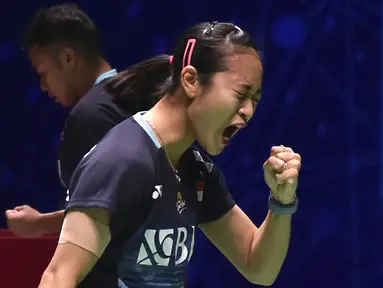 Perjuangan ganda campuran debutan Indonesia, Rehan Naufal Kusharjanto/Lisa Ayu Kusumawati di ajang All England 2023 terhenti di babak semifinal setelah kalah rubber game (17-21, 21-13 dan 13-21) dari pasangan unggulan pertama sekaligus peringkat nomor satu BWF, Zheng Si Wei/Huang Ya Qiong dalam laga yang digelar di Utilita Arena, Birmingham, Inggris, Sabtu (18/3/2023) malam WIB. Penampilan Rehan/Lisa yang impresif mampu merepotkan Zheng Si Wei/Huang Ya Qiong hingga mamapu memaksa laga berlangsung hingga tiga game. (AP Photo/Rui Vieira)