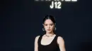 Achiraya Nitibhon mengenakan mini dress hitam, senada dengan sling bag mini dan jam tangan Chanelnya. Dok.CHANEL