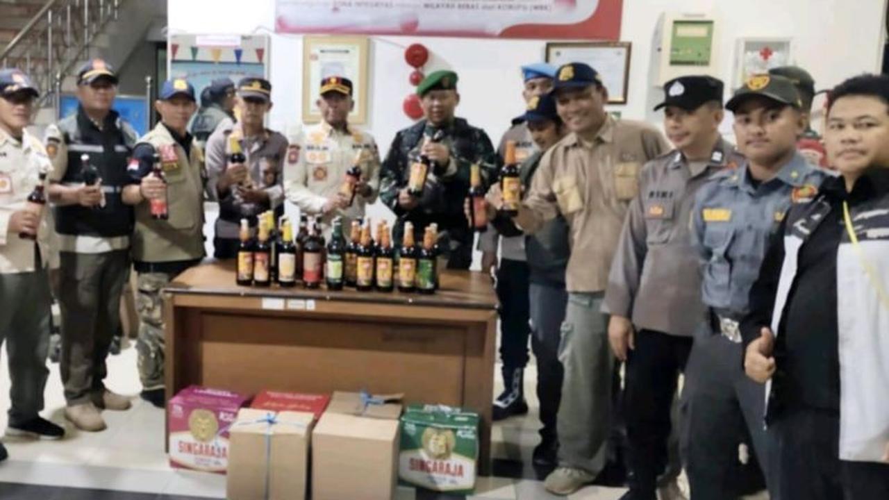 Satpol PP Jaksel Sita 86 Botol Miras Ilegal Selama Ramadhan, Jaga Ketertiban Umum