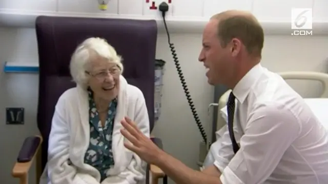 Saat mengunjungi pasien di rumah sakit, Pangeran William bercerita soal perkembangan anaknya.
