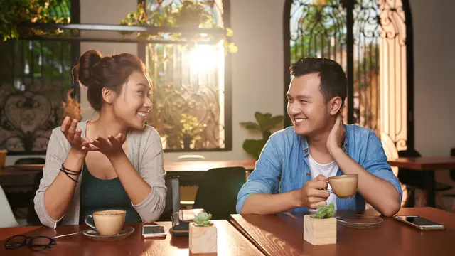 pasangan mengobrol berdua