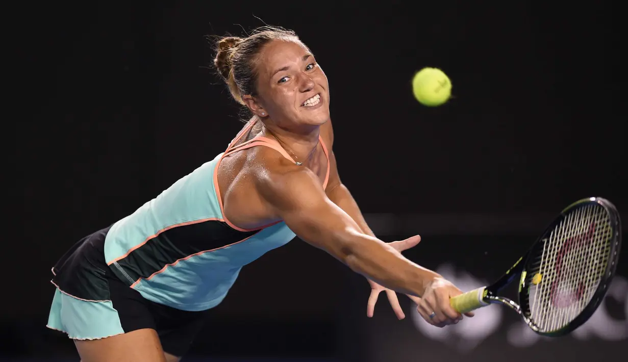 Kateryna Bondarenko melakukan backhand kearah petenis Swiss, Belinda Bencic pada hari ke-5 turnamen tenis Australian Open 2016  di Melbourne, Jumat (22/1/2016). (AFP/Greg Wood)
