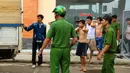 Pecandu narkoba yang berhasil ditangkap usai melarikan diri dari pusat rehabilitasi di Dong Nai, Vietnam, Senin (24/10). Lebih dari 500 pecandu narkoba kabur menjebol dinding dan merusak jendela menggunakan tongkat serta alat pemadam kebakaran. (STR/AFP)