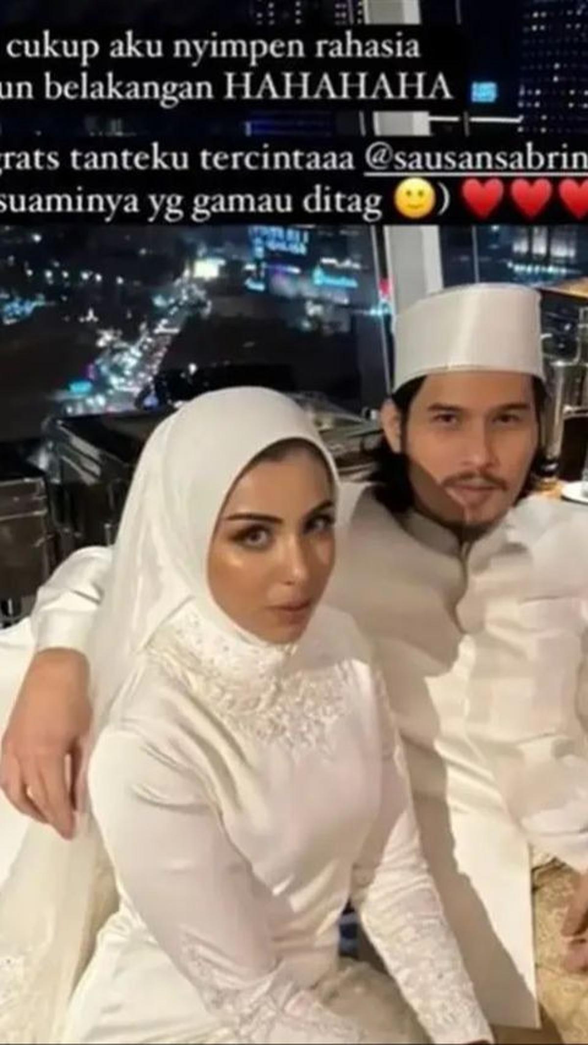 Meskipun tidak pernah mengumumkan kisah asmaranya ke publik, ternyata Virzha dan Sabrina telah menjalin hubungan selama satu tahun.