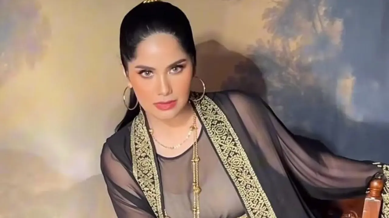 Pesona Memikat Annisa Pohan Dipulas Makeup Bold dalam Pemotretan