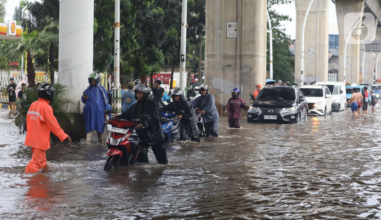 Rata-rata ketinggian genangan air di jalan Ciledug Raya berkisar antara 30 hingga 50 sentimeter. (Liputan6.com/Angga Yuniar)
