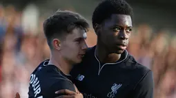 Pemain Liverpool, Ben Woodburn (kiri) merayakan golnya ke gawang Fleetwood Town pada laga uji coba di Stadion Highbury, (13/7/2016). (Action Images via Reuters/Ed Sykes)
