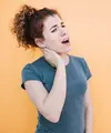 Sahabat Fimela, ada satu kebiasaan sederhana yang bisa kamu lakukan sebelum mulai aktivitas, yaitu lip dan jaw release di pagi hari. [Dok/freepik.com]