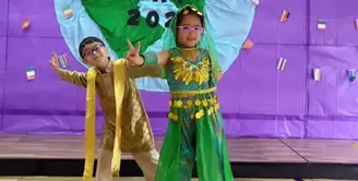 Ini merupakan potret Tatjana dan Dima yang sedang mengenakan baju India. Dalam akun Instagram pribadinya, Cynthia Lamusu memamerkan bahwa kegitan ini meurpakan acara sekolah untuk memperingati United National Day. [Foto: instagram.com/cynthia_lamusu]