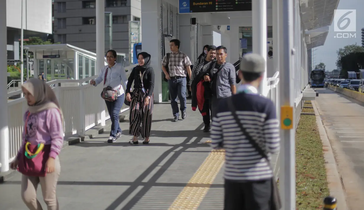 Aktivitas penumpang di Halte Bus Transjakarta Bundaran Hotel Indonesia (HI), Jakarta, Senin (25/3). Halte Bundaran HI menjadi halte Transjakarta pertama yang terintegrasi fisik secara langsung dengan stasiun Moda Raya Terpadu (MRT). (Liputan6.com/Faizal Fanani)