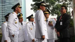 Mendagri Tjahjo Kumolo (kanan) berbincang dengan gubernur dan wakil gubernur hasil Pilkada 2018 di Gedung KPK, Jakarta, Rabu (5/9). Mereka adalah gubernur dan wakil gubernur Jawa Tengah, Jawa Barat, Sulawesi Selatan, dan Bali. (Merdeka.com/Dwi Narwoko)