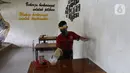 Pramusaji membersihkan meja di restoran Bebek Kaleyo, Kemanggisan, Jakarta, Senin (12/10/2020). Pada penerapan kembali masa PSBB Transisi Jakarta, restoran dan cafe diperbolehkan melakukan pelayanan makan di tempat dengan protokol kesehatan yang ketat. (Liputan6.com/Herman Zakharia)