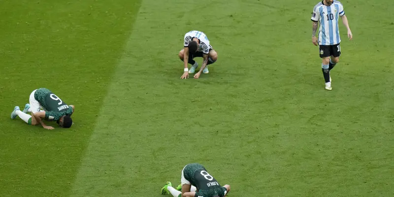 Pemain Timnas Arab Saudi Sujud Syukur