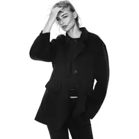 Koleksi modern dan sederhana untuk gaya penuh pernyataan.