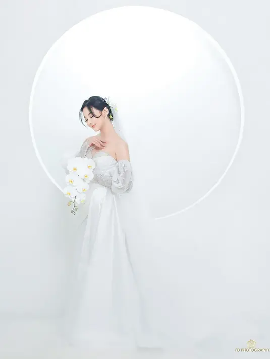 Glenca Chysara mengunggah potret dirinya yang memesona dalam balutan gaun pengantin berwarna putih. Penampilannya yang dreamy ini memperlihatkan cantiknya Glenca dibalut strapless wedding dress putih dengan attachment lengan, veil, dan bunga anggrek putih yang menambah kesan dramatis yang elegan. [Foto: Instagram/glencachysaraofficial]