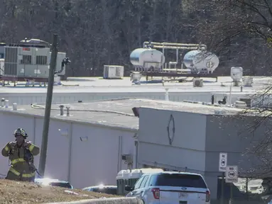 Petugas pemadam kebakaran Hall County pergi setelah kebocoran nitrogen cair di Prime Pak Foods, sebuah pabrik unggas di Gainesville, AS, Kamis (28/1/2021). Sedikitnya enam orang tewas akibat peristiwa tersebut. (AP Photo / John Bazemore)