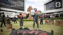 Sejumlah orang yang tergabung dalam Greenpeace menggelar aksi di Kementerian LHK, Jakarta, Kamis (8/4/2021). Mereka menentang rencanan perusakan Hutan Papua yang masih ada di dalam areal perkebunan yang belum dirusak bisa dikembalikan kepada masyarakat adat Papua. (Liputan6.com/Faizal Fanani)