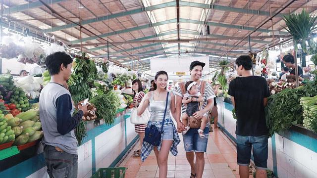 Artis Tampan Berbelanja di Pasar