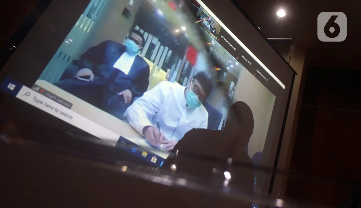 Mantan Menpora, Imam Nahrawi mendengarkan bacaan tuntutan Jaksa Penuntut Umum (JPU) dalam secara online di Gedung KPK, Jakarta,Jumat (12/06/2020). Imam Nahrawi terkait kasus dugaan suap dana hibah pemerintah kepada KONI melalui Kemenpora sebesar 17 miliar. (merdeka.com/Dwi Narwoko)