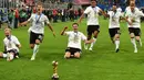 Pemain Jerman berlari menuju piala saat merayakan kemenangannya dalam final Piala Konfederasi 2017 di Stadion Saint Petersburg, Rusia (2/7). (AFP Photo/Patrik Stollarz)