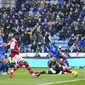 Bola tendangan pemain Arsenal Gabriel Martinelli melewati kiper Leicester City Danny Ward dalam&nbsp;pertandingan Liga Premier Inggris di King Power Stadium, Leicester, Inggris, Sabtu, 25 Februari 2023. (AP Photo/Jon Super)