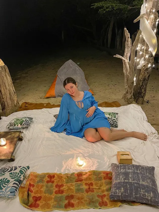 6 Momen Shalom Razade Rayakan Ultah Bareng Kekasih, Mesra di Pantai