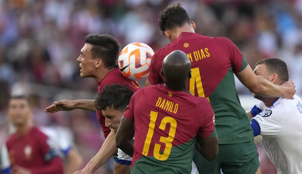 Dua bek Timnas Portugal, Ruben Dias (tengah) dan Danilo Pereira berusaha menghalau bola dari ancaman striker Timnas Bosnia Herzegovina, Edin Dzeko (kanan) pada laga Grup J Kualifikasi Euro 2024 di Luz Stadium, Lisbon, Portugal, Minggu (18/6/2023) dini hari WIB. (AP Photo/Armando Franca)