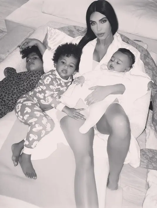 Para penggemar pun percaya bahwa nama tengah Chicago sama dengan sang ibu. (instagram/kimkardashian)