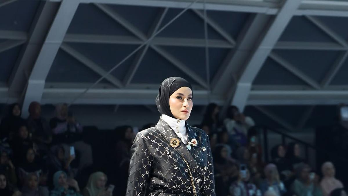 Definisi Cantik Unik dari Olla Ramlan, Potret dengan Pose Kaki yang Bikin Salfok
