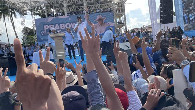 Prabowo dan Wiranto menghibur massa yang tumpah ruah di Lapangan Schwarz Langowan, Manado, Senin (5/2/2024).