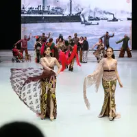 Nia Ramadhani dan Jessica Iskandar kenakan busana Anne Avantie di Indonesia Fashion Week 2018. (Photografer: Daniel Kampua/Bintang.com)