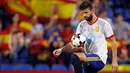 Pemain timnas Spanyol Gerard Pique melakukan pemanasan sebelum laga Grup G Kualifikasi Piala Dunia 2018 kontra Albania di Stadion Jose Rico Perez, Jumat (6/10). Spanyol lolos ke putaran final Piala Dunia 2018 usai mengalahkan Albania 3-0 (AP/Alberto Saiz)
