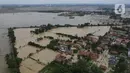 Foto udara suasana pemukiman warga yang terendam banjir menggunakan kamera nir-awak di Desa Karangligar dan Dusun Pengasinan kecamatan Teluk Jambe Barat, Kabupaten Karawang, Selasa (6/12/2022).  Banjir yang terjadi setelah hujan deras yang mengguyur sejak Minggu (4/12/2022) mulai berangsur surut. (merdeka.com/Imam Buhori)