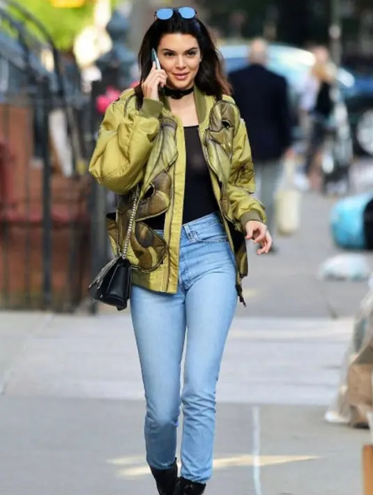 Padu padan jaket bomber dengan skinny jeans dan sepatu boots bikin penampilanmu makin stunning!. (Instagram/kendaljenner_style).