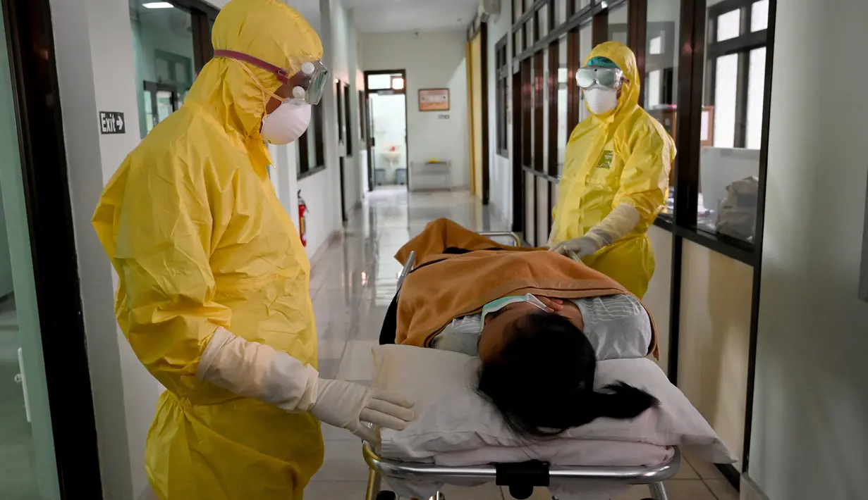 Tim medis mengevakuasi pasien suspect virus corona pada kegiatan simulasi di Rumah Sakit Umum Pusat (RSUP) Sanglah, Denpasar, Rabu (12/2/2020). Simulasi tersebut untuk menunjukkan kesiapan sekaligus menyegarkan kembali pengetahuan SDM dalam menangani virus Corona. (SONNY TUMBELAKA/AFP)